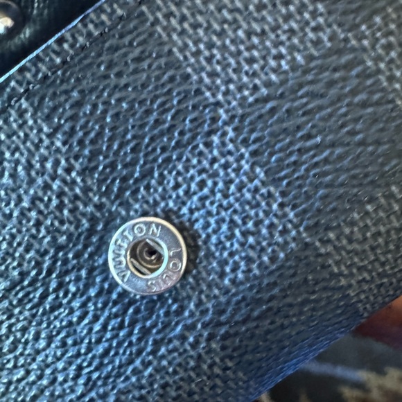 Louis Vuitton
Damier Graphite 6 Ring Key Holder - Picture 12 of 16